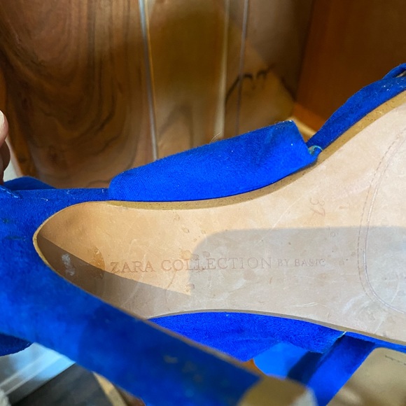 Blue high heels with back zipper detail. - Picture 3 of 5
